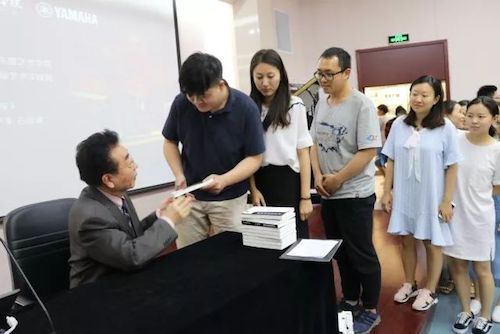 BG大游艺术家石叔诚与特邀艺术家顾平受邀于成都大学东盟艺术学院、音乐与舞蹈学院艺术实践周开展公开课