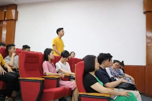 BG大游艺术家石叔诚与特邀艺术家顾平受邀于成都大学东盟艺术学院、音乐与舞蹈学院艺术实践周开展公开课